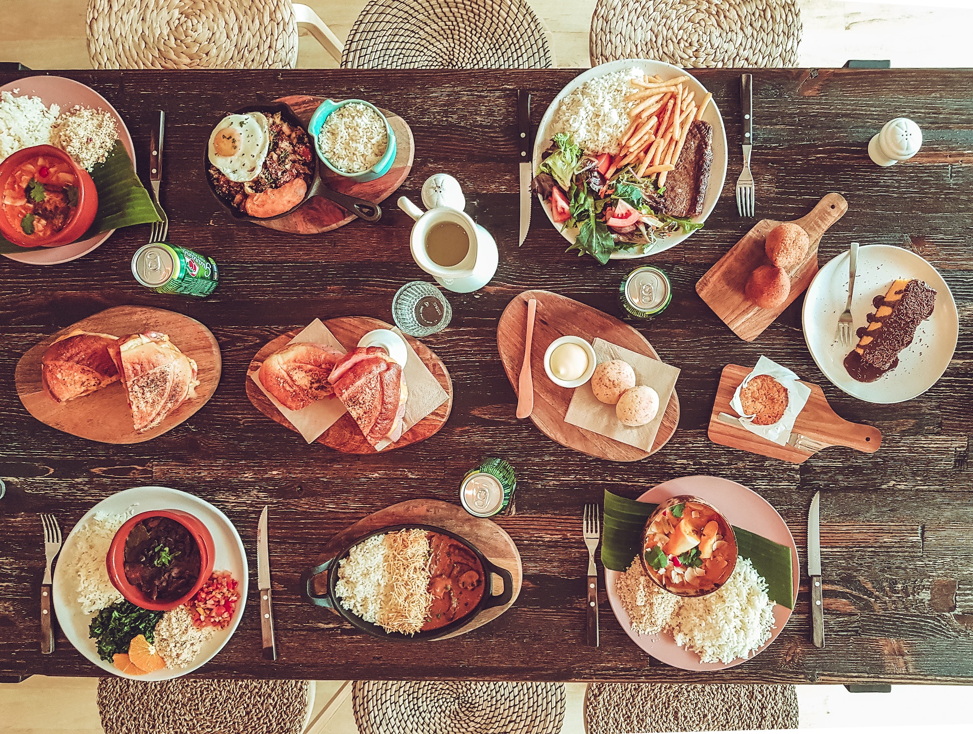 O que e onde comer no Rio de Janeiro Brazilian lunch feast on wooden kitchen table