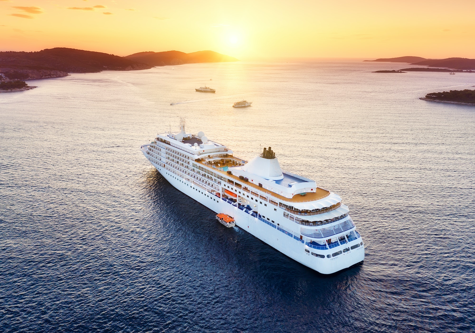 Os melhores cruzeiros do mundo, Cruise ship and sunset