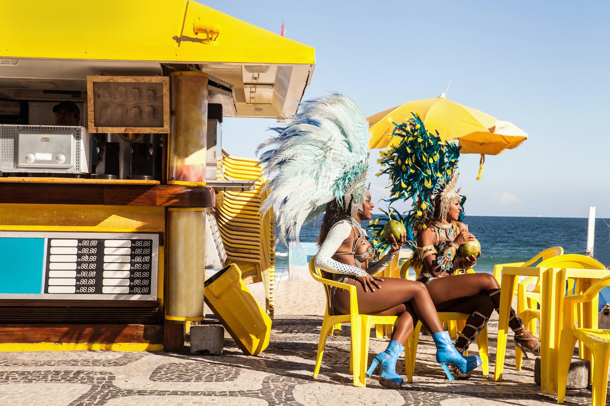 Comer bem barato Rio de Janeiro Samba dancers taking a break, Ipanema Beach, Rio De Janeiro, Brazil