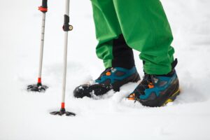 Botas para Neve, Hiking boot closeup on mountain snow