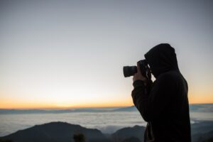 como vender fotos, Morning Photographer Camping in the mountain background